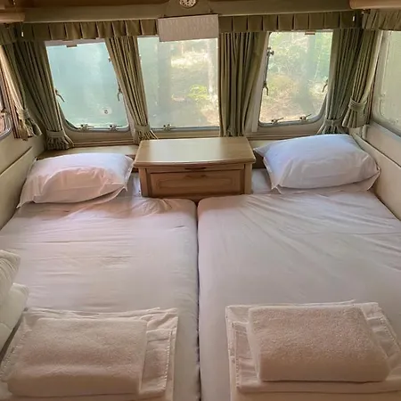 Forest Beach Caravan אתר קמפינג צ'רנומורץ